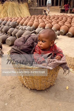 Bébé dans un panier d'osier à Bhaktapur, Népal, Asie