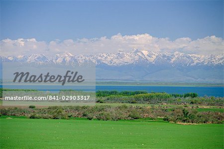 Lake Issyk-Kul, second largest mountain lake, Kirghizstan (Kyrgyzstan), FSU, Central Asia, Asia