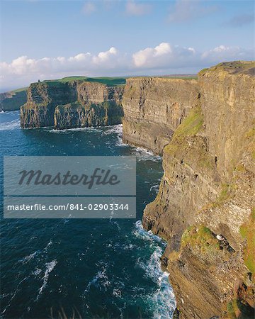 Tour d'o ' Brian et Mor Breanan seastack à la recherche de Hag s chef, les Cliffs of Moher (falaises de 230 m), comté de Clare, Munster, République d'Irlande (Eire), Europe