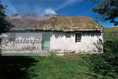 Traditional thatched cottage near Glencolumbkille, County Donegal, Ulster, Eire (Republic of Ireland), Europe