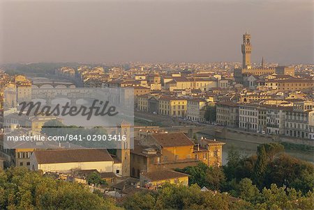 Vue sur le fleuve Arno et city skyline, Florence, Toscane, Italie, Europe