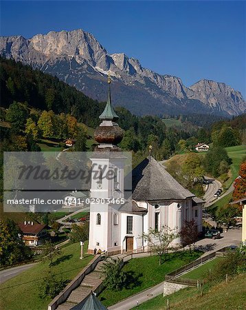 L'église de Maria Gern et le village de Untersburg dans les montagnes de Bavière, Allemagne, Europe
