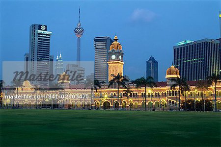 Toits de la ville et le Sultan Abdul Samad Building illuminé au crépuscule, à partir de Merdeka Square, Kuala Lumpur, en Malaisie, l'Asie du sud-est, Asie