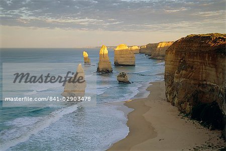 Éperons d'érosion marine sur la côte, les douze apôtres, Great Ocean Road, Victoria, Australie