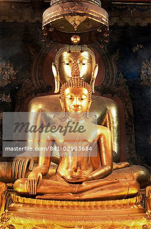 Assis de statues de Bouddha, Wat Bovornives (Bowonniwet), Bangkok, Thaïlande, Asie du sud-est, Asie