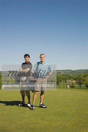 Männer am Golfplatz