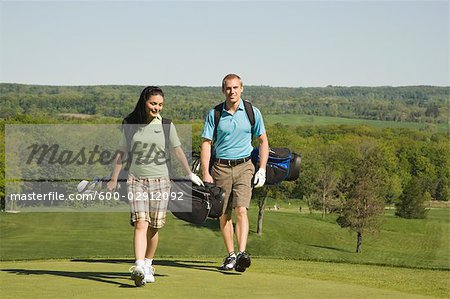 Couple sur le parcours de Golf