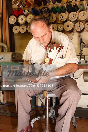 Cordonnier au travail, Black Jack Boot Company de Maida, Houston, Texas, USA Cordonnier au travail, Black Jack Boot Company de Maida, Houston, Texas, USA