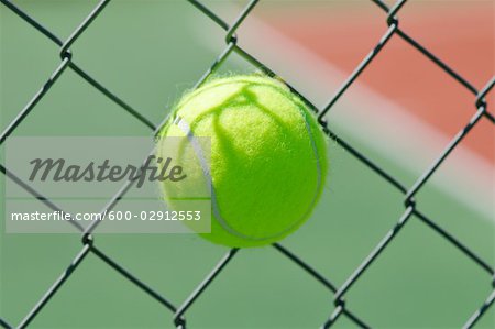 Balle de tennis coincé en mailles losangées