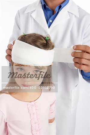 Arzt Wrapping Bandage um Kopf des Mädchens