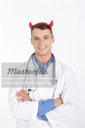 Arzt als Teufel verkleidet