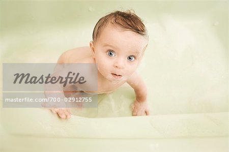 Bébé dans la baignoire
