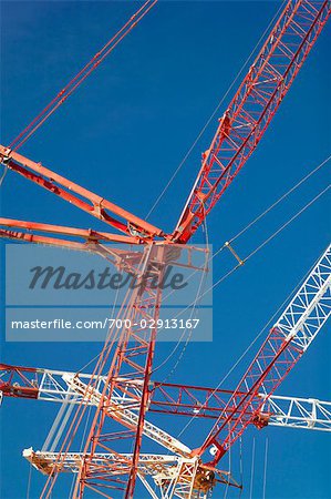 Regardant vers le haut de grues de chantier