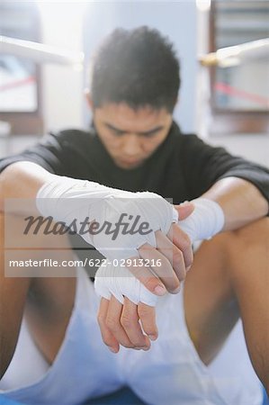Boxeur japonais portant un pansement dans ses deux mains