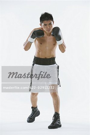 Boxeur japonais avec des gants de boxe en studio