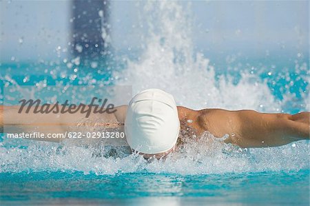 Nageur australien faisant nage papillon