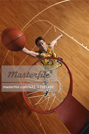 Jeune homme jetant basket en hoop