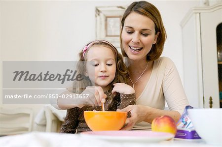 Mère et fille, le petit déjeuner