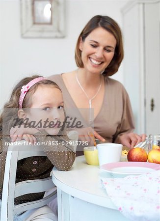 Mère et fille s'amusant à la table du petit déjeuner