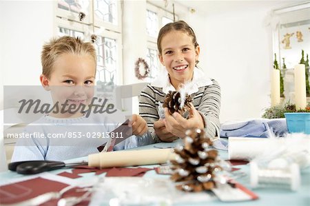 Deux enfants faisant des métiers d'art