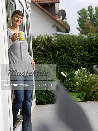 Coupe portefeuille femme à l'extérieur