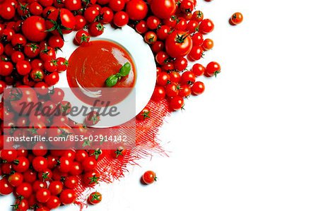 Tomaten und Tomatensuppe, erhöhte Ansicht