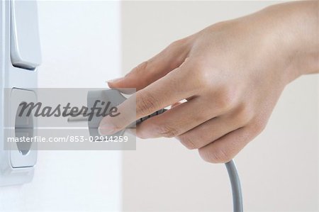 Womans main faisant plug in socket, gros plan