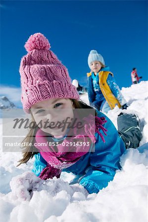 Deux enfants jouant dans la neige