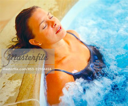 Frau genießt das Bad in einem Pool, erhöht, Ansicht