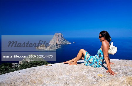 Frau am Es Vedra, Ibiza, Spanien