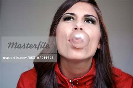 Frau machen Blasen mit kauen Kaugummi, Porträt