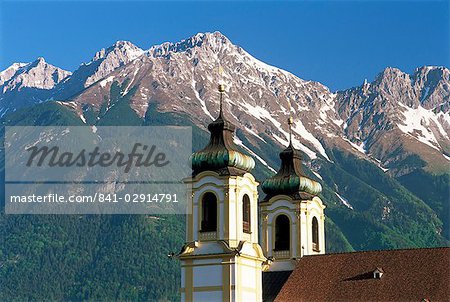 Kirche mit Bergkulisse, Innsbruck, Tirol (Tirol), Österreich, Europa