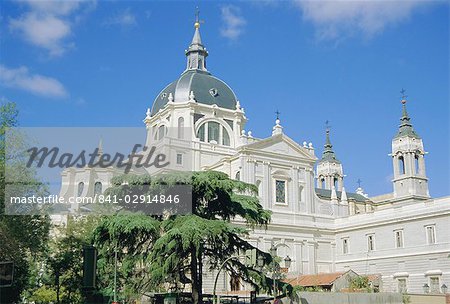 Cathédrale de la Almudena, commencé à 1880 et consacrée par le pape en juin 1993, Madrid, Espagne, Europe