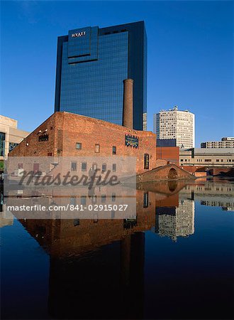 Contraste architectural entre les œuvres de verre et l'hôtel de Hyatt derrière, de gaz bassin de Canal Street, Birmingham, West Midlands, Angleterre, Royaume-Uni, Europe