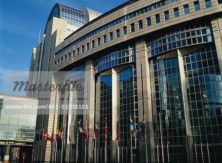 Drapeaux à l'extérieur de la Commission européenne et les édifices du Parlement à Bruxelles, Belgique, Europe