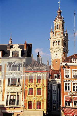 Maisons flamandes et le clocher de la Nouvelle Bourse, Grand Place, Lille, Nord, France, Europe