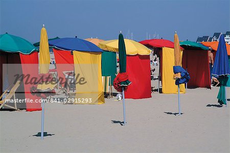 Multicolore plage tentes et parasols, Deauville, Calvados, Normandie, France, Europe