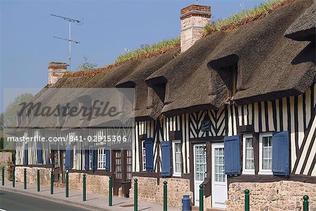 Rangée de maisons colombages moitié, village de Tourgeville, près de Deauville, Calvados, Normandie, France, Europe