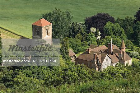 Kirche und Herrenhaus, Little Malvern, gesehen vom Hauptkamm des Malvern Hills, Worcestershire, England, Vereinigtes Königreich, Europa