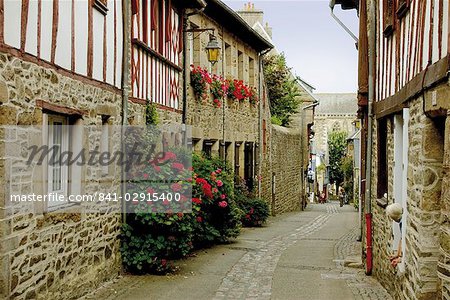 Ruelle avec des maisons à colombages, Treguier, Cote de Granit Rose, côtes d'Armor, Bretagne, France, Europe