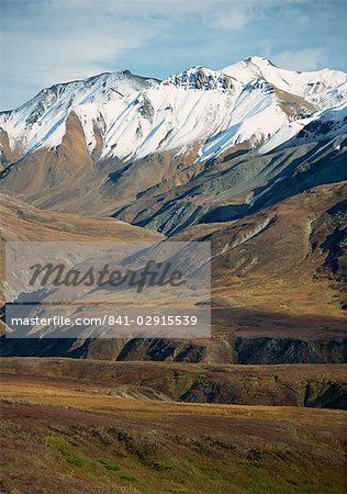 Paysage De Toundra Avec Neige En Arrière Plan Sur La Chaîne