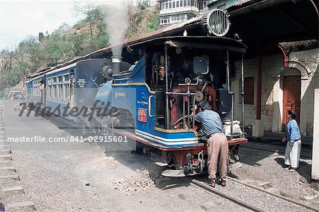 Spielzeugeisenbahn aus Darjeeling zu Plains Betankung Goom Station, Westbengal Zustand, Indien, Asien