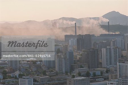 Blocs de centre ville d'appartements et impur, centrale électrique, Pyongyang, Corée du Nord, Asie Blocs de centre ville d'appartements et impur, centrale électrique, Pyongyang, Corée du Nord, Asie