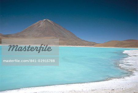 Laguna Verde avec marge plat minéral et le Volcan Licancabur, 5960m, hautes terres du Sud-Ouest, en Bolivie, en Amérique du Sud