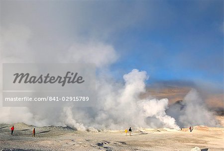 La vapeur de fumerolles dans champ géothermique, Sol de Manana, près de Laguna Colorado, hautes terres du Sud-Ouest, en Bolivie, en Amérique du Sud