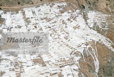 Marais salants Inca au-dessous de salt spring, Salineras de Maras, vallée sacrée, région de Cuzco (Urubamba), Pérou, Amérique du Sud