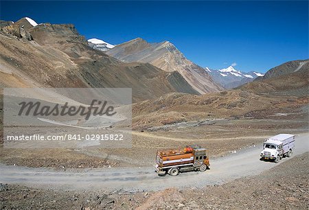 Camions sur col Baralacha, 4892m, route ouvrent seulement trois mois de l'année, la route Leh-Manali, Ladakh, Inde, Asie