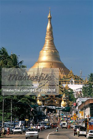Shwedagon Paya (pagode), temple bouddhiste à partir de route de Yangon, Yangon (Rangoon), Myanmar (Birmanie), Asie