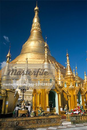 Shwedagon Paya (Shwe Dagon Pagoda), temple bouddhiste, or zedi (stupa) en paya composé, Yangon (Rangoon), Myanmar (Birmanie), Asie