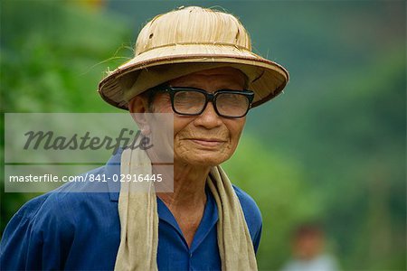 Portrait d'un vieil homme avec chapeau de verres et de rafia au Vietnam, Indochine, Asie du sud-est, Asie